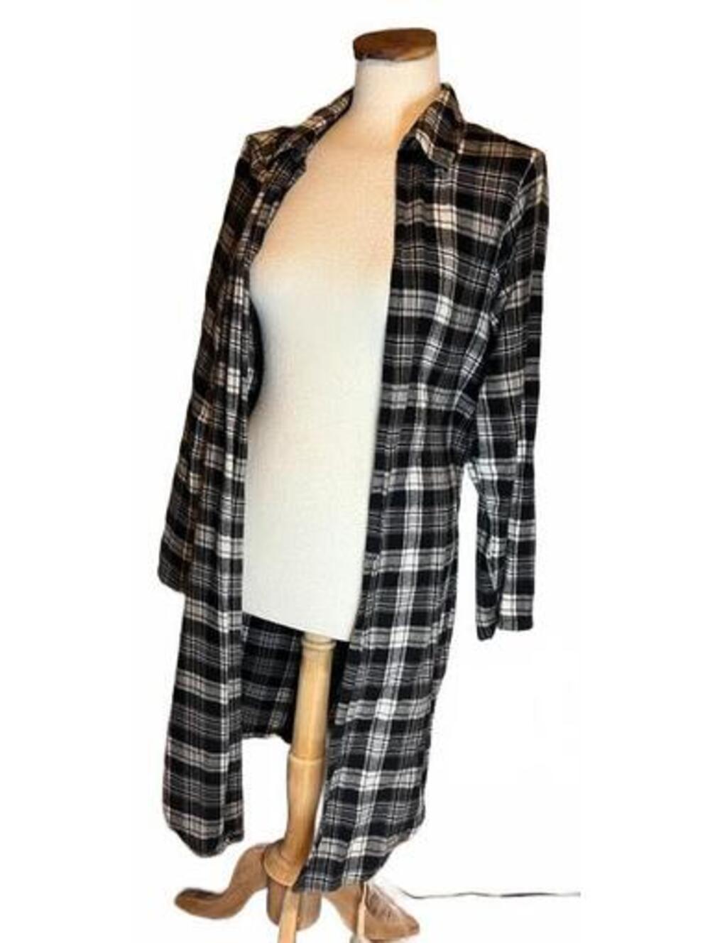 Long open front black white medium flannel plaid shirt